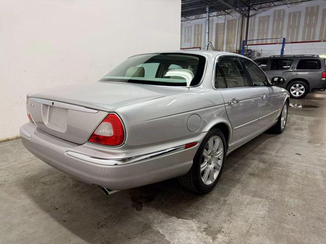 Photo of 2004 Silver Jaguar XJ