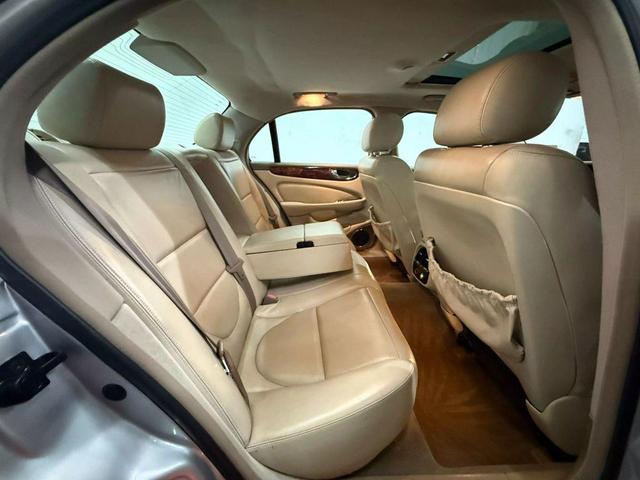 Photo of 2004 Silver Jaguar XJ