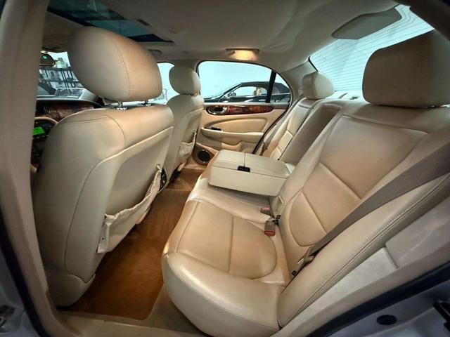Photo of 2004 Silver Jaguar XJ