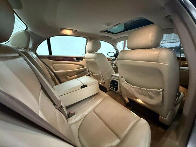 Photo of 2004 Silver Jaguar XJ