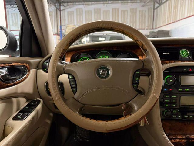 Photo of 2004 Silver Jaguar XJ