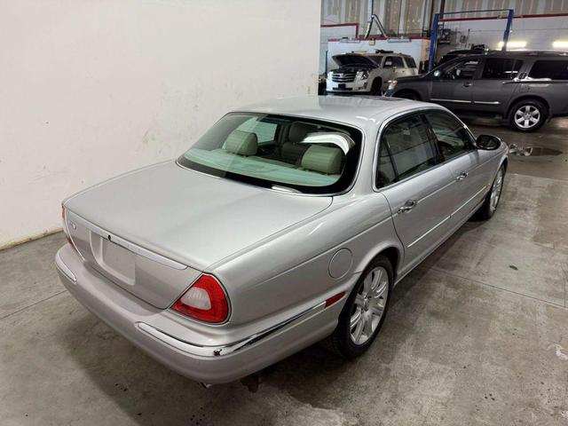 Photo of 2004 Silver Jaguar XJ