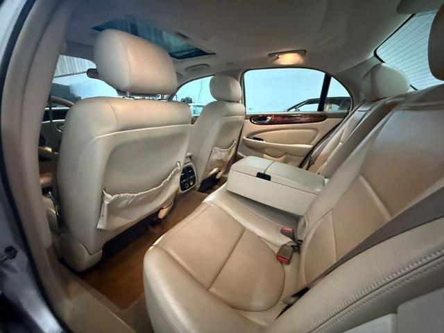 Photo of 2004 Silver Jaguar XJ