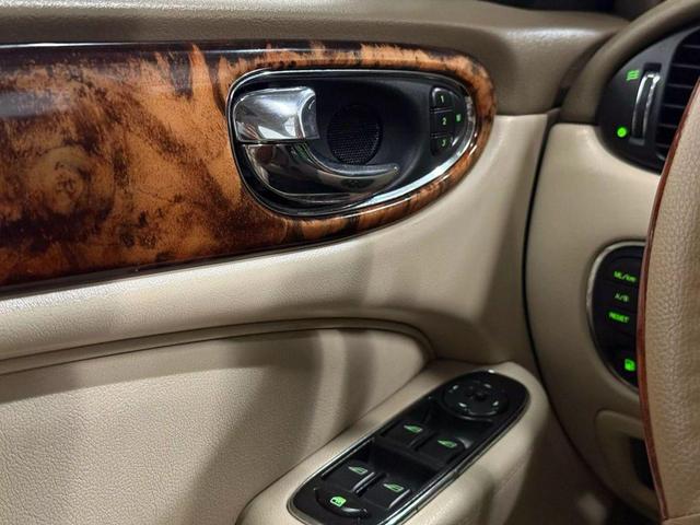 Photo of 2004 Silver Jaguar XJ