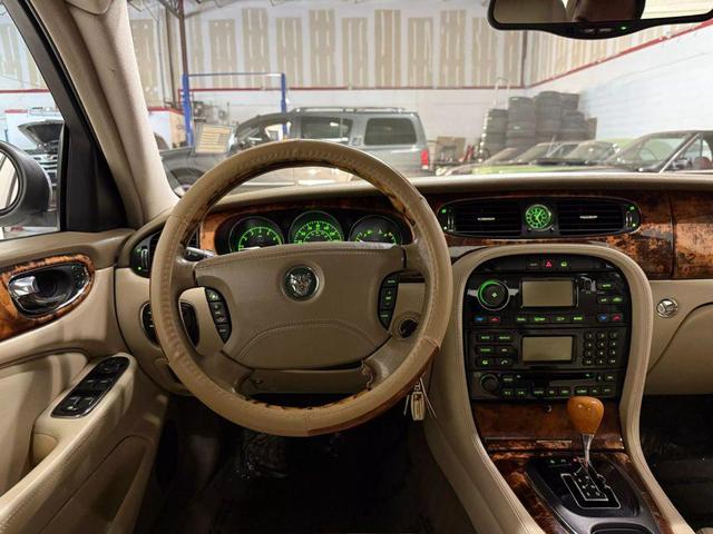 Photo of 2004 Silver Jaguar XJ