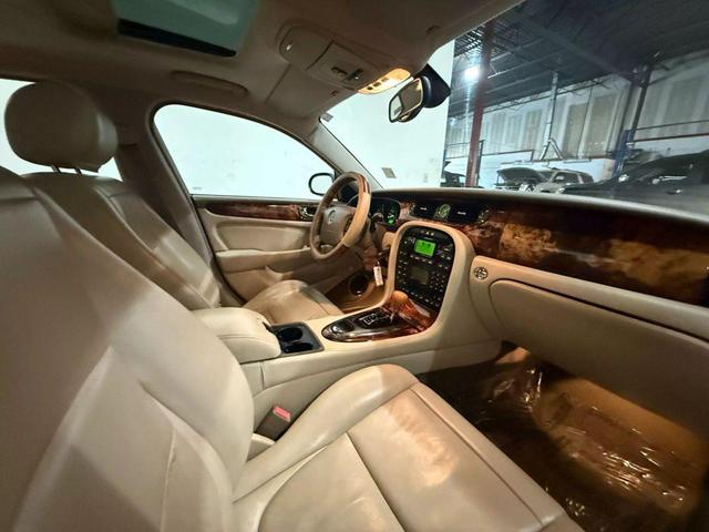 Photo of 2004 Silver Jaguar XJ