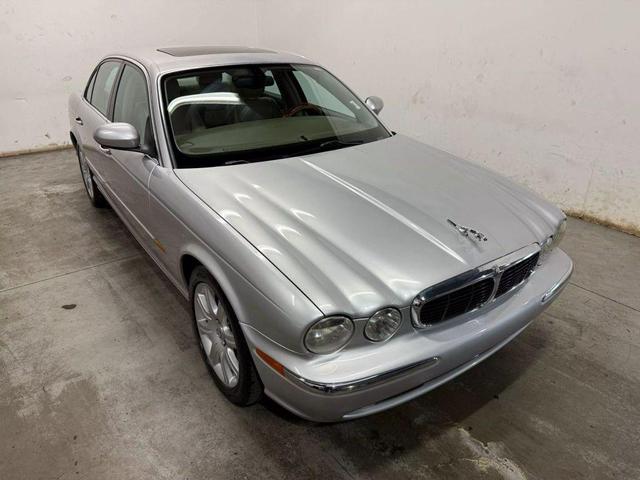 Photo of 2004 Silver Jaguar XJ