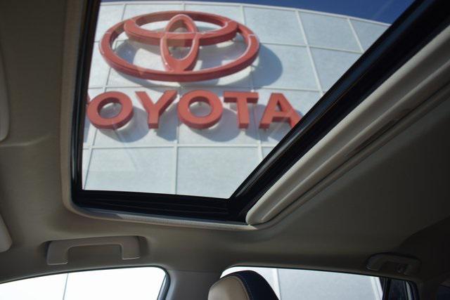 Photo of 2017 Blizzard Pearl Toyota RAV4