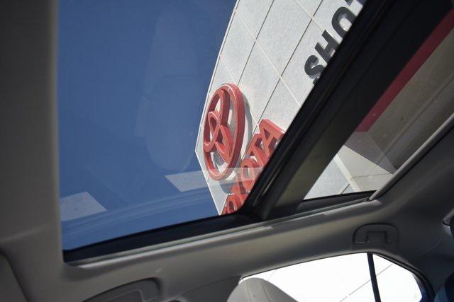 Photo of 2018 White Toyota Camry