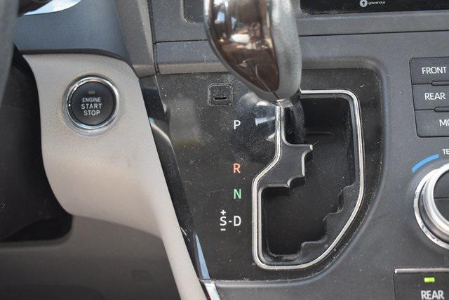 Photo of 2018 Predawn Gray Mica Toyota Sienna