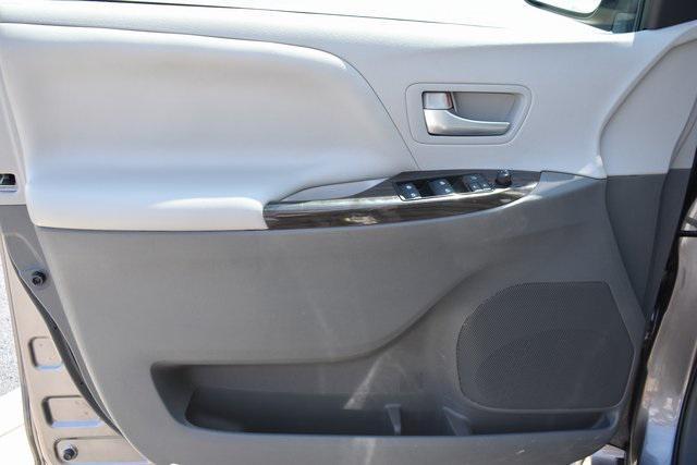 Photo of 2018 Predawn Gray Mica Toyota Sienna