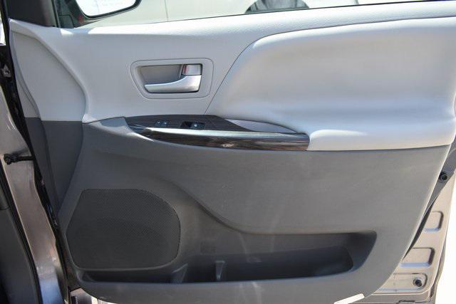Photo of 2018 Predawn Gray Mica Toyota Sienna