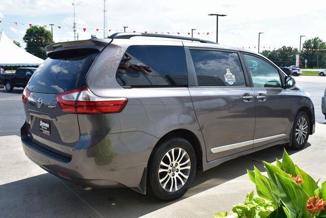 Photo of 2018 Predawn Gray Mica Toyota Sienna
