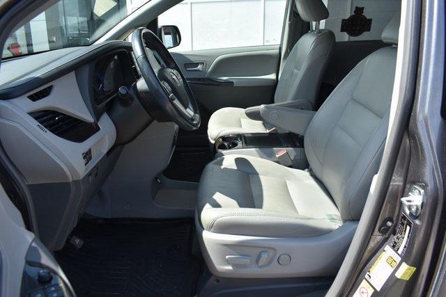 Photo of 2018 Predawn Gray Mica Toyota Sienna