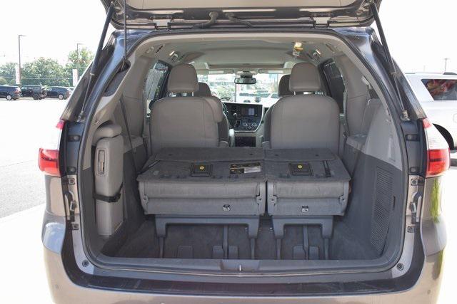 Photo of 2018 Predawn Gray Mica Toyota Sienna