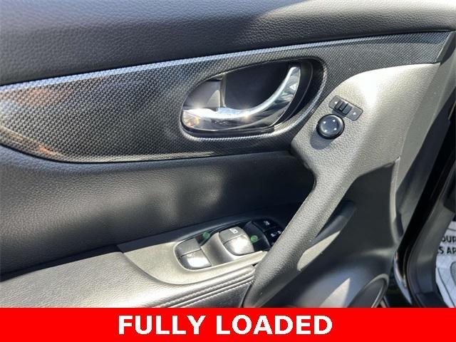Photo of 2016 Midnight Jade Nissan Rogue