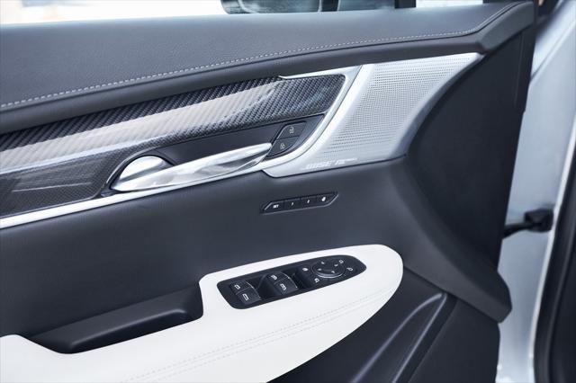 Photo of 2024 Argent Silver Metallic Cadillac XT6