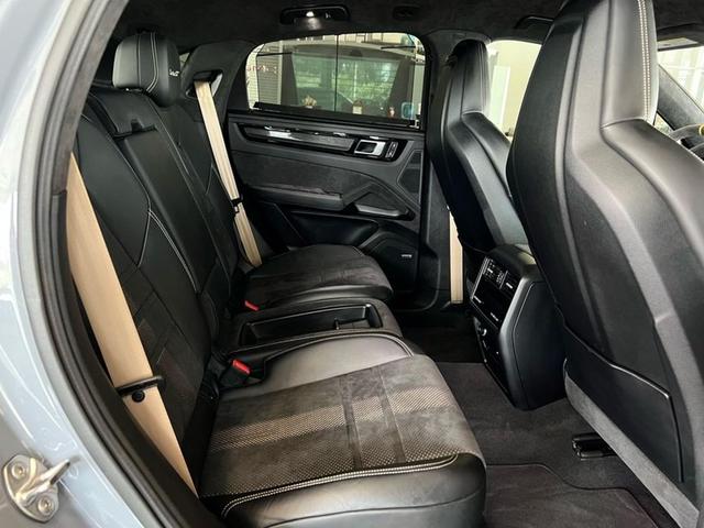 Photo of 2022 Arctic Grey Porsche Cayenne