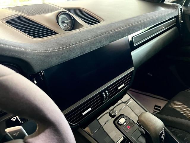 Photo of 2022 Arctic Grey Porsche Cayenne