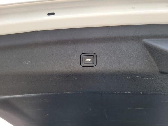 Photo of 2021 Summit White GMC Yukon