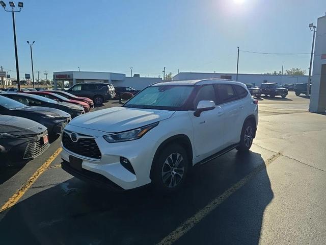 Photo of 2020 Blizzard Pearl Toyota Highlander Hybrid