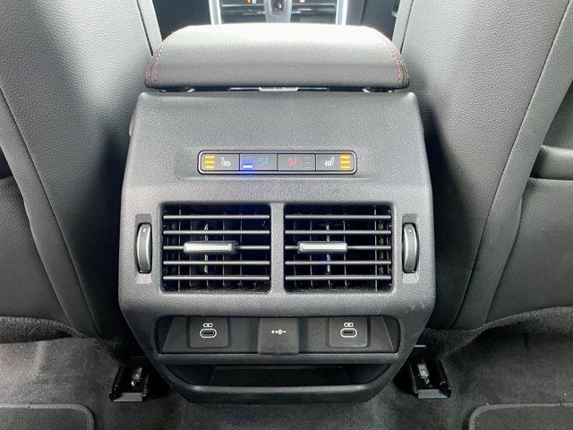 Photo of 2023 Eiger Grey Metallic Land Rover Discovery Sport