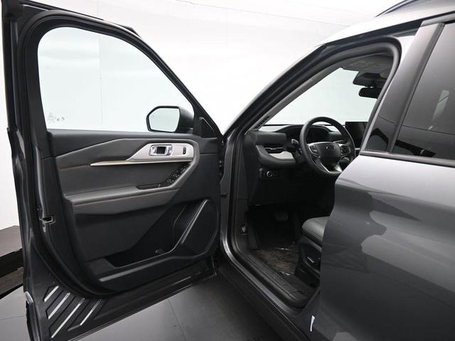Photo of 2025 Gray Metallic Ford Explorer
