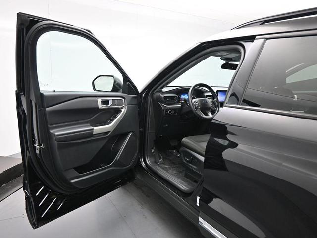 Photo of 2023 Agate Black Metallic Ford Explorer