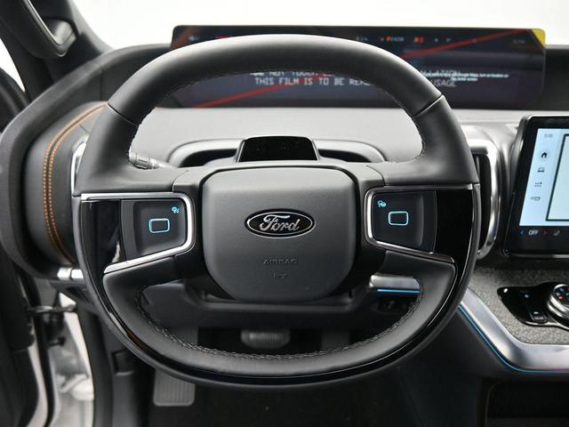 Photo of 2025 White Ford Expedition