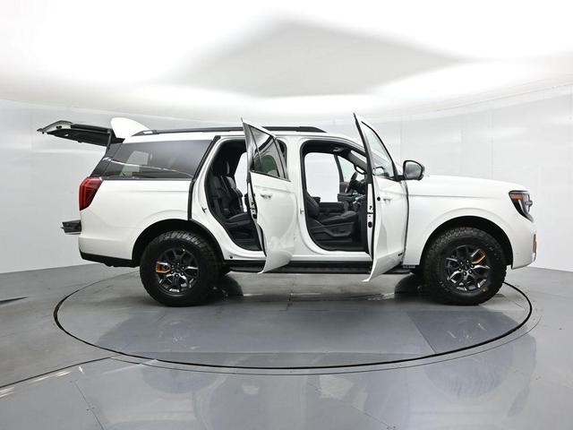 Photo of 2025 White Ford Expedition