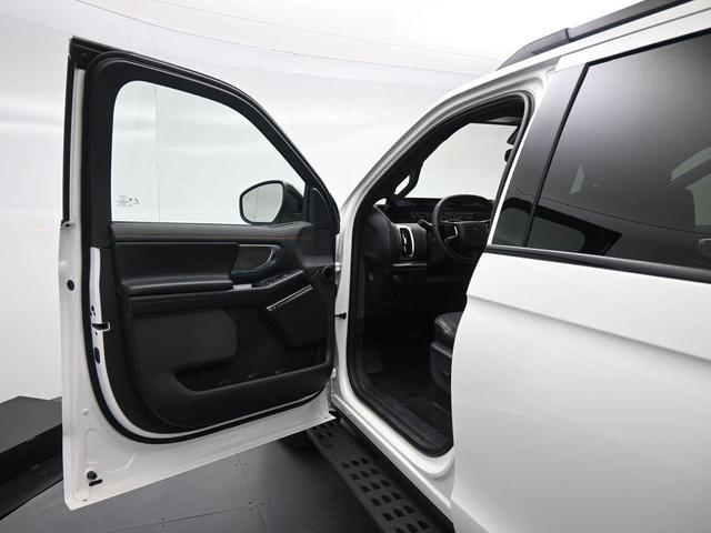 Photo of 2025 White Ford Expedition