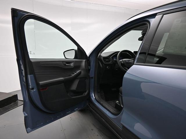 Photo of 2025 Vapor Blue Ford Escape