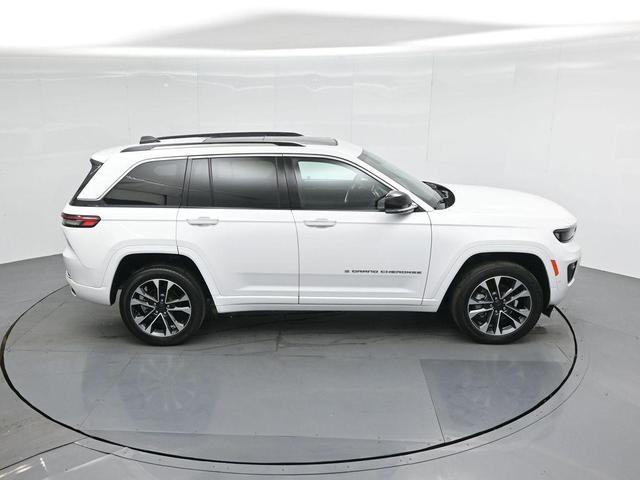 Photo of 2023 Bright White Clearcoat Jeep Grand Cherokee