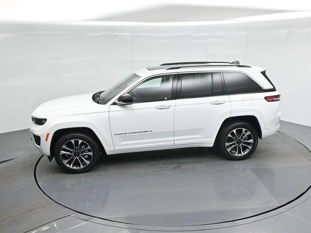 Photo of 2023 Bright White Clearcoat Jeep Grand Cherokee