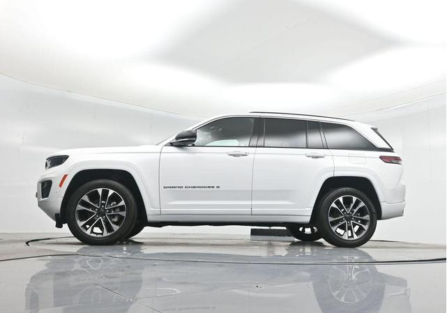 Photo of 2023 Bright White Clearcoat Jeep Grand Cherokee
