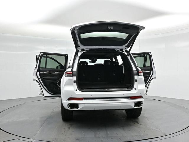 Photo of 2023 Bright White Clearcoat Jeep Grand Cherokee