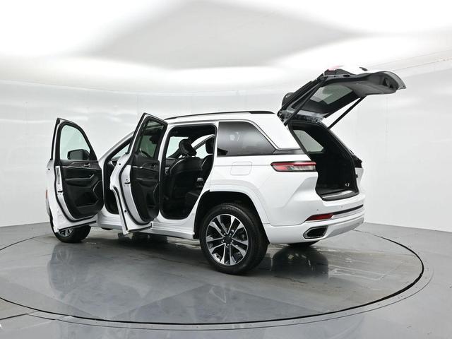 Photo of 2023 Bright White Clearcoat Jeep Grand Cherokee