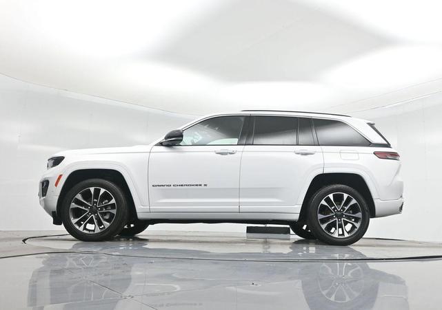 Photo of 2023 Bright White Clearcoat Jeep Grand Cherokee