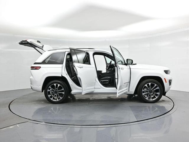 Photo of 2023 Bright White Clearcoat Jeep Grand Cherokee