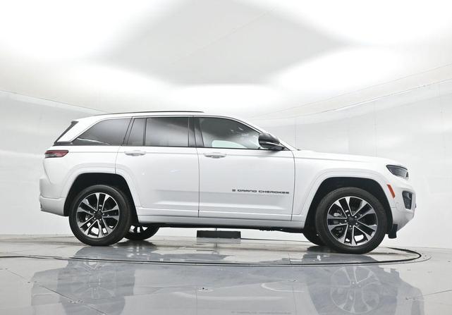 Photo of 2023 Bright White Clearcoat Jeep Grand Cherokee