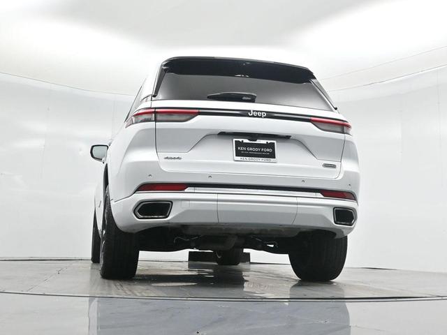 Photo of 2023 Bright White Clearcoat Jeep Grand Cherokee