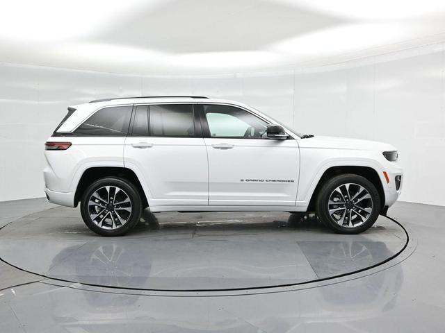 Photo of 2023 Bright White Clearcoat Jeep Grand Cherokee