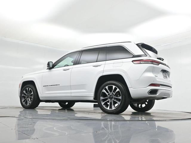 Photo of 2023 Bright White Clearcoat Jeep Grand Cherokee