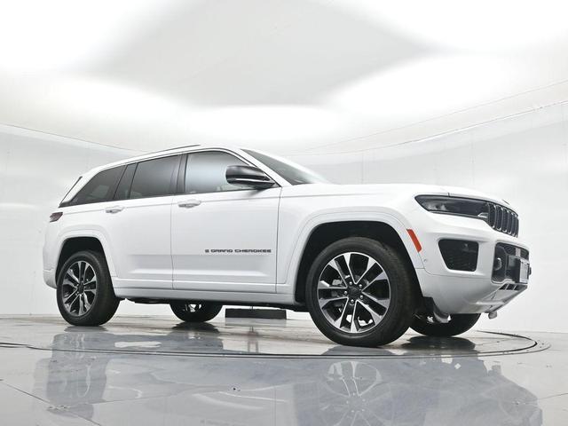 Photo of 2023 Bright White Clearcoat Jeep Grand Cherokee