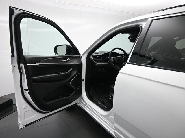 Photo of 2023 Bright White Clearcoat Jeep Grand Cherokee