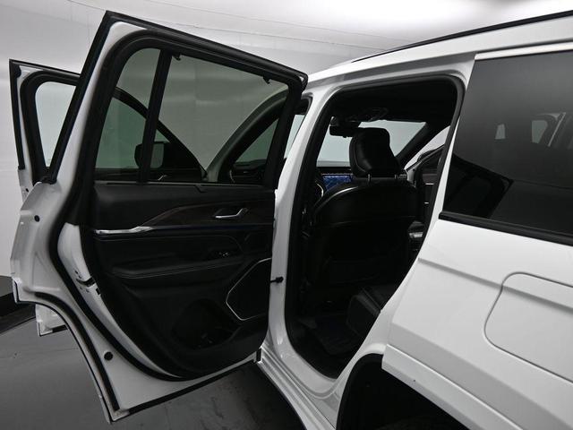 Photo of 2023 Bright White Clearcoat Jeep Grand Cherokee