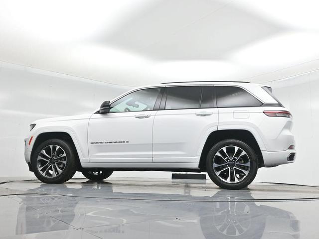 Photo of 2023 Bright White Clearcoat Jeep Grand Cherokee