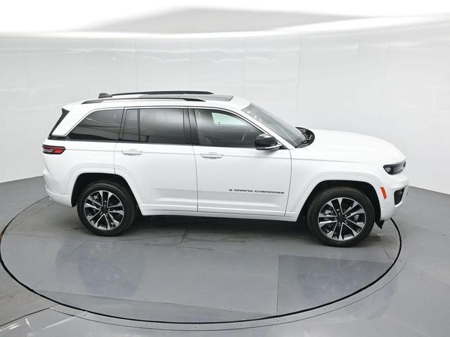 Photo of 2023 Bright White Clearcoat Jeep Grand Cherokee