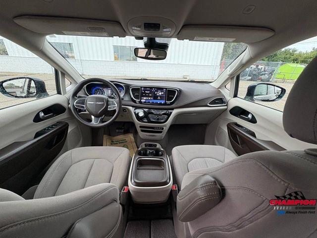 Photo of 2021 Fathom Blue Pearlcoat Chrysler Pacifica
