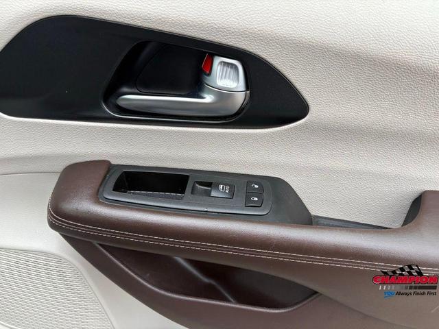 Photo of 2021 Fathom Blue Pearlcoat Chrysler Pacifica
